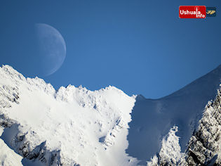 12:00 hs. Al mediodía la luna termina de ocultarse tras el Glaciar Martial