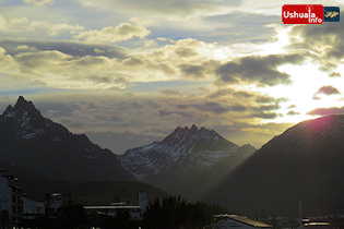 08:51 hs. El sol se abre paso entre las montañas