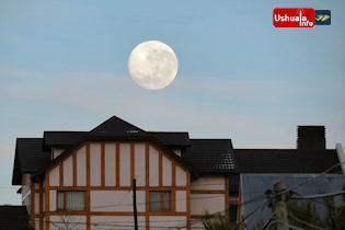 09:57 hs. La imponente presencia de la Luna