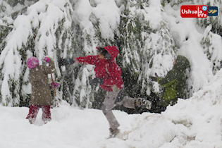 15:55 hs. ¡Guerra de bolas de nieve!