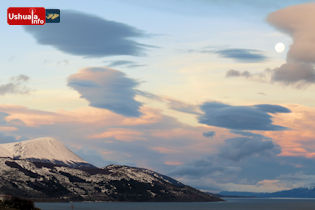 17:26 hs. La luna y la paleta de colores del cielo