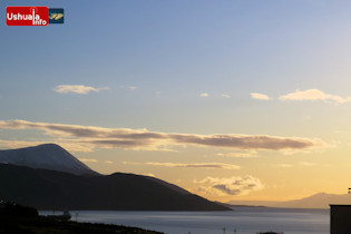 05:55 hs. El canal beagle teñido por el sol