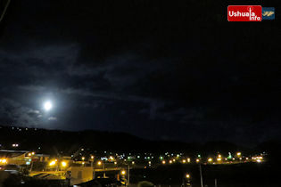 01:30 hs. ¡Feliz navidad! con una impactante luna llena