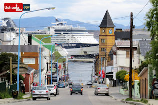19:28 hs. El crucero Infinity se prepara para levantar amarras
