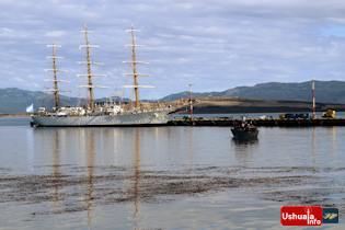 17:23 hs. Recibiendo a la Fragata Libertad