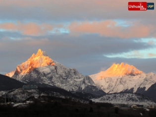 17:28 hs. El sol y la nieve se conjugan en las cimas