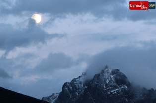 21:38 hs. Luna de Domingo