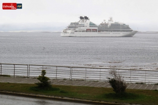 17:51 hs. El Crucero Seabourn Quest zarpa bajo una tormenta de aguanieve