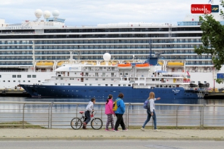 16:58 hs. El crucero Costa Luminosa en Ushuaia