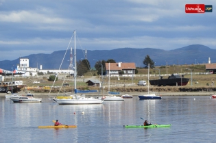 16:20 hs. Navegando la bahía Ushuaia en kayak