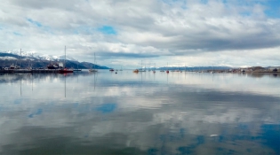 13:13 hs. La bahía Ushuaia en una calma casi perfecta