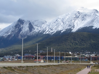 12:12 hs. paseo en la senda peatonal a la vera del camino al aeropuerto