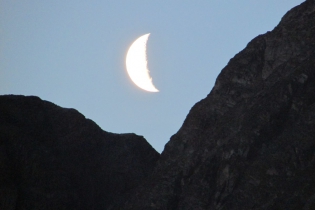 20:33 hs. Luna creciente entre montañas