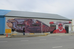 12:38 hs. Mural en el cuartel de bomberos de Prefectura
