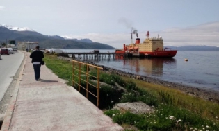 11:53 hs. El rompehielos Almirante IrÃ­zar en Ushuaia