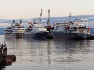 21:47 hs. Cruceros en Ushuaia