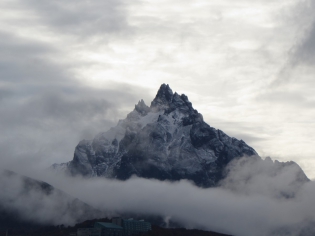 15:47 hs el Monte Olivia entre nubes