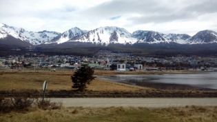 12:40 hs. Un instante del sÃ¡bado. La BahÃ­a Encerrada, la ciudad y las montaÃ±as.