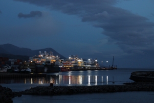 22:33 hs. Tres cruceros iluminan el muelle al caer la noche