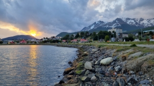 20:36 hs. el atardecer en la bahía Encerrada