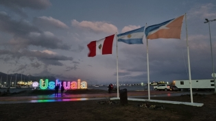 19:07 hs. el cartel de Ushuaia al caer la tarde