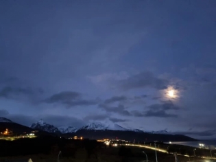 18:47 hs. Cae la noche en Ushuaia