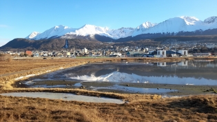 12:04 hs. Reflejo de las montañas en la Bahía Encerrada 
