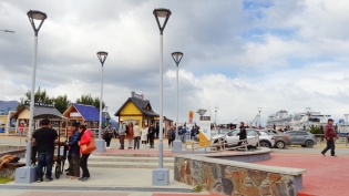 14:49 hs. Movimiento turístico en la Plaza Cívica