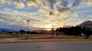 20:55 hs. el sol se oculta detrás del monte Susana