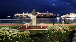 21:57 hs Cuatro cruceros iluminan el puerto de Ushuaia