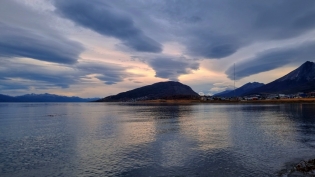 17:25 hs. las nubes sobre la bahía Golondrina