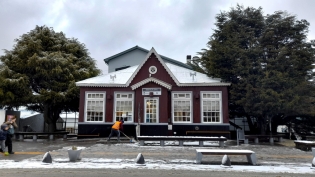 16:47 hs. Despejando la vereda luego de la nevada