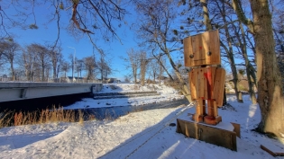 13:32 hs. Una escultura en madera a orillas del rio Pipo 