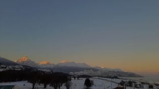 17:17 hs. El sol sobre las cimas de las montañas
