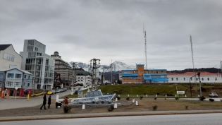 14:40 hs. Monumento y edificio de Prefectura Naval.