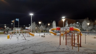 18:55 hs. La Plaza Luis Piedrabuena luego de la nevada.
