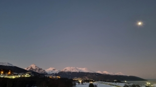 18:05 hs. la luna brilla en el atardecer