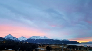 09:46 hs. La intensidad de los amaneceres en Ushuaia