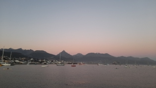 20:29 hs. Disfrutando al atardecer desde la Bahía Ushuaia