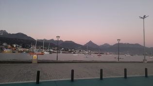 20:33 hs. Actividades acuáticas, la ciudad y la cordillera fueguina.