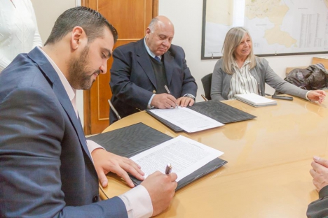 El municipio y la UNTDF firmaron un convenio marco
