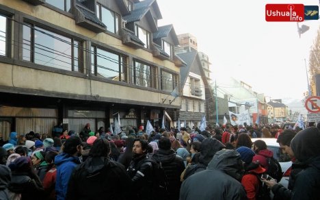 Estatales marcharon tras el desalojo del acampe 