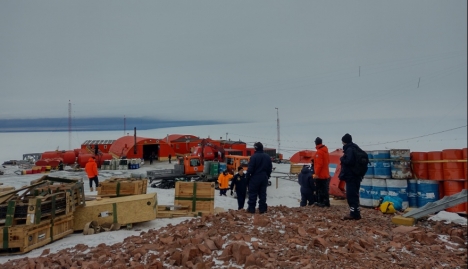 El rompehielos ARA “Almirante Irízar” reabastece la Base Antártica Belgrano II, consolidando la presencia argentina en el Mar de Weddell
