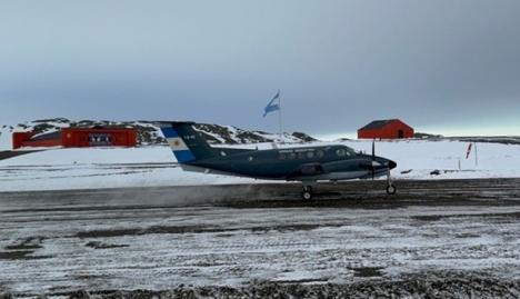 La Armada Argentina retoma sus operaciones en la Antártida con aeronaves de ala fija