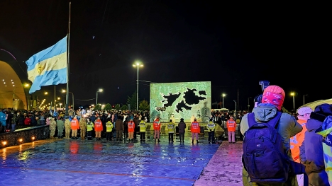 Cientos de vecinos de Ushuaia se unieron a los veteranos de guerra en la Vigilia del 2 de abril