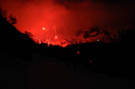 Iluminaron el Glaciar Martial con antorchas en homenaje al Día del Montañés