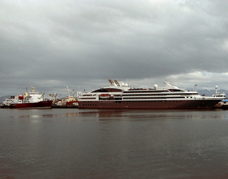 El crucero Polar Star está siendo reparado en el muelle de Ushuaia