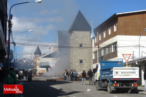 El centro de Ushuaia continúa tomado por los manifestantes